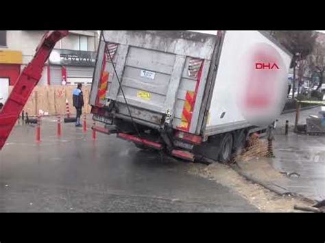 İstanbul Silivride kamyon kapatılmayan çukura düştü